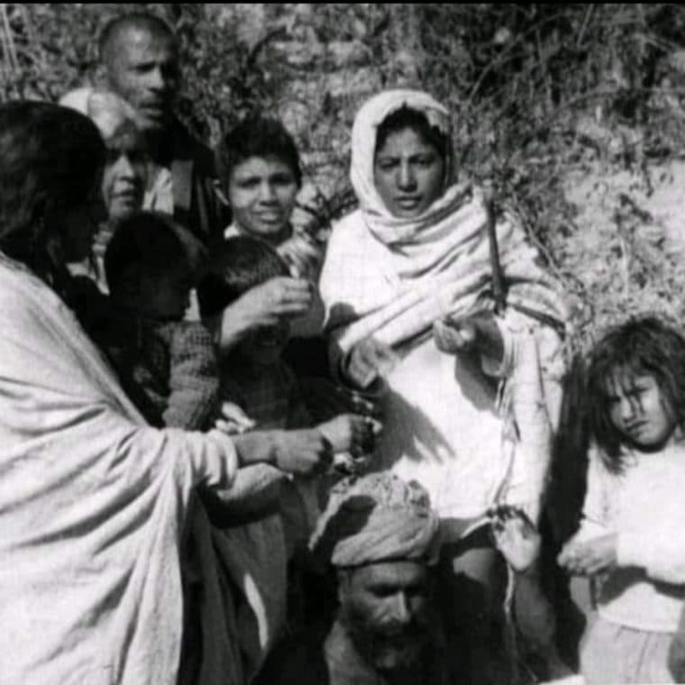 अनुयायियों के साथ गुरु ब्रह्मानंद जी